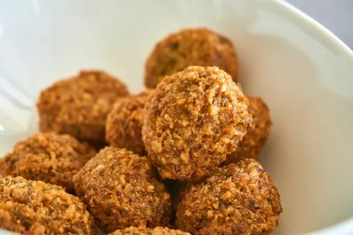 Crisp falafel with vegetables